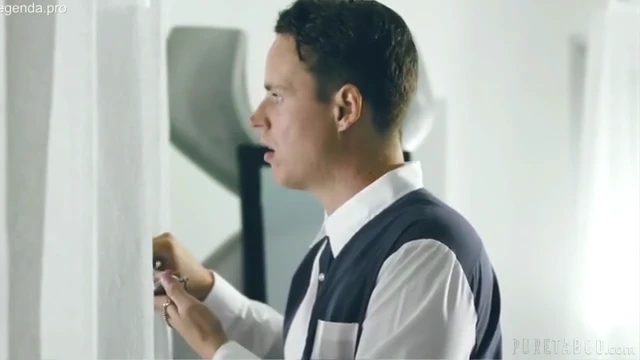 Novinho se esbalda na xoxota em vídeo porno legendado PT-BR