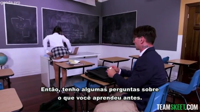Aluna safada é fodida por vários amigos numa sala de aula vazia