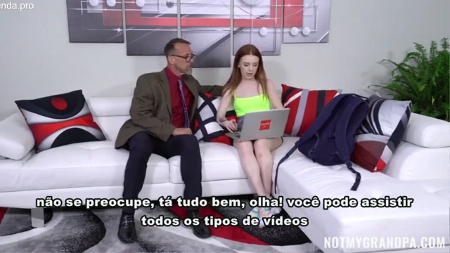 Avô surpreendido sacanando com a neta no sofá da sala