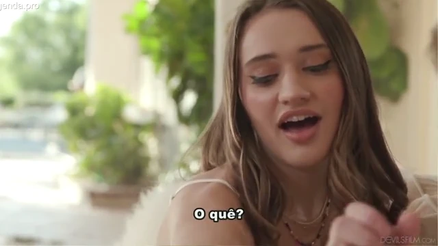 Como essa assistente me deixa louco de tesão chupando com gosto