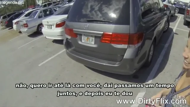 Corno descobre namorada dando para uma loira no quarto