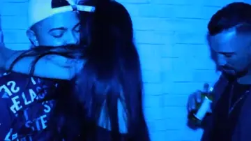 Cornuda Devassa Humilha Corno com Amigo em Suruba Ardente