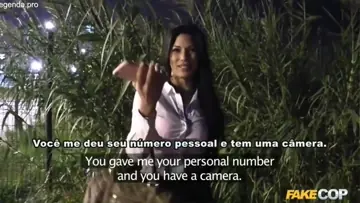 Diabinha flerta com policial na mata e acaba arregaçada em língua portuguesa