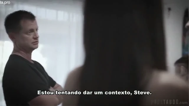 Faminto devora uma deliciosa iguaria na cozinha antes do jantar