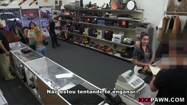 Fodendo a gostosa que pagou a dívida na loja com o corpo