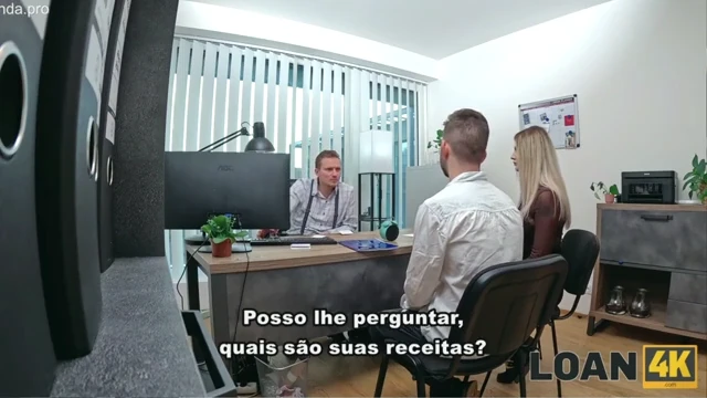 Funcionária safada do banco transando com cliente durante expediente