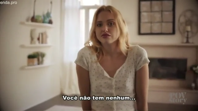 Gostosa loura se acaba de tesão numa foda quente