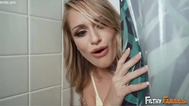 Madrasta é surpreendida por vagabunda com desejo proibido