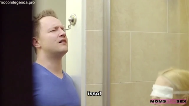 Madrasta recebendo leite quente no banheiro – Cena Exclusiva em PT