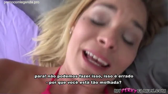 Madrasta sedenta apaga o fogo ardente da sua boceta faminta