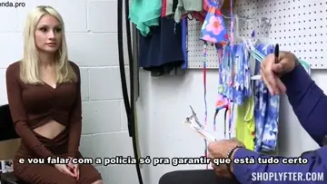 Morena implora por rola do policial para escapar da prisão