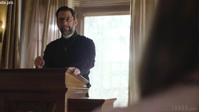 Padre mete na novinha devota em sacristia proibida