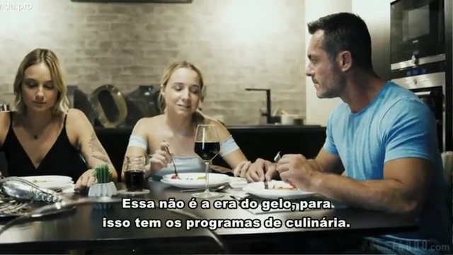 Pai Enfia na Amiga Gostosa da Filha e Ela Grita de Prazer