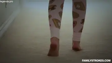 Pai Mete Com Força na Enteada Enquanto a Esposa Dorme ao Lado