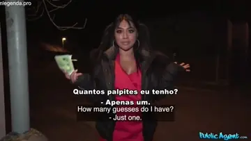 Puta safada implorando por pica enquanto recebe a pizza em casa