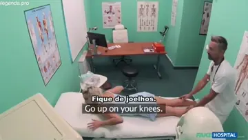 Safada exibe a buceta pro doutor na consulta sem calcinha