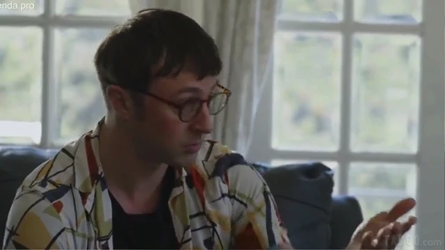 Terapeuta Seduz Casal Durante Sessão e Os Três Se Enrolam na Cama