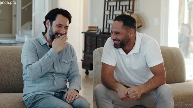 Transão quente no sofá da sala