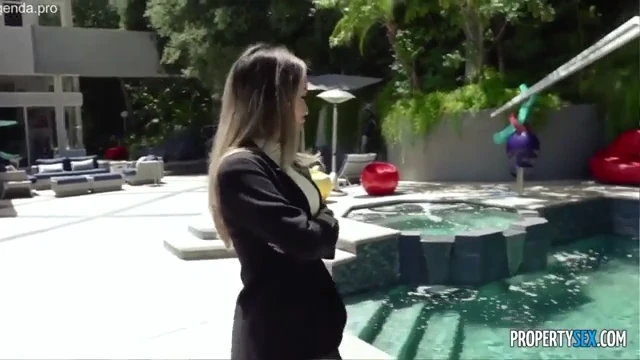 Vendedora exibida fode gostoso com cliente no trabalho