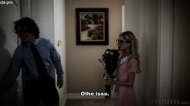 Virgem exibindo o corpo para o padrasto no calor do momento