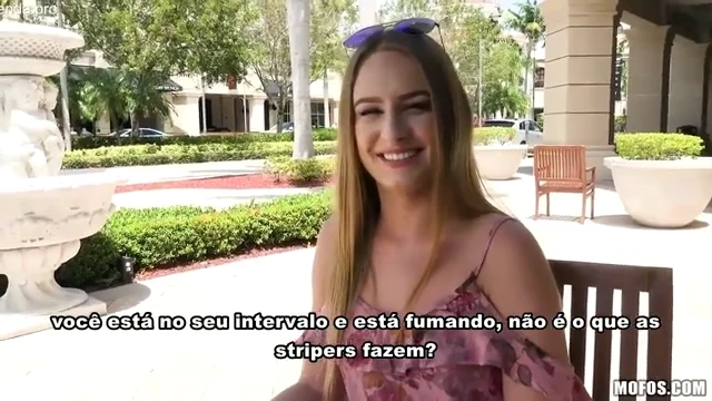 Visitinha sacana soca gostoso numa loura safada em vídeo