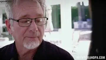 Vovô sevando a buceta molhada da neta safada